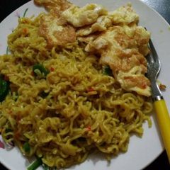A picture of Indomine,green pepper with fried eggs.
