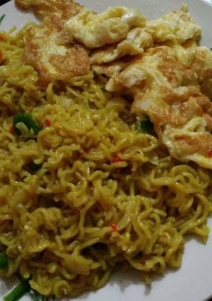 A picture of Indomine,green pepper with fried eggs.