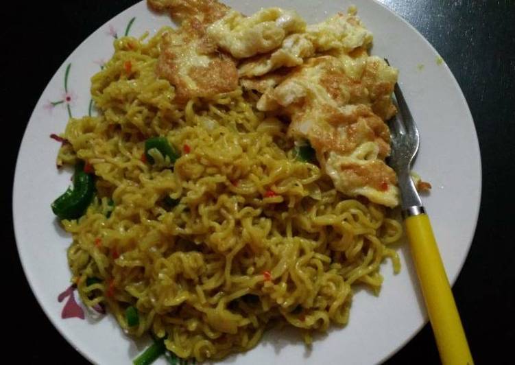 Recipe: Tasty Indomine,green pepper with fried eggs