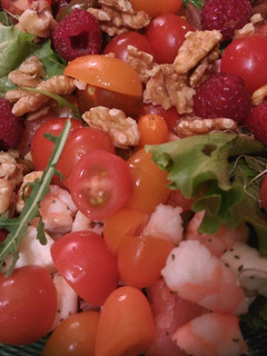 Una foto de Ensalada de salmón y gambas con frambuesas