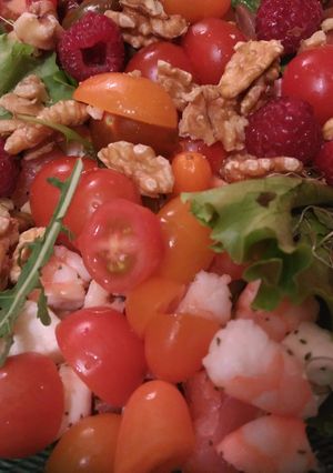Una foto de Ensalada de salmón y gambas con frambuesas