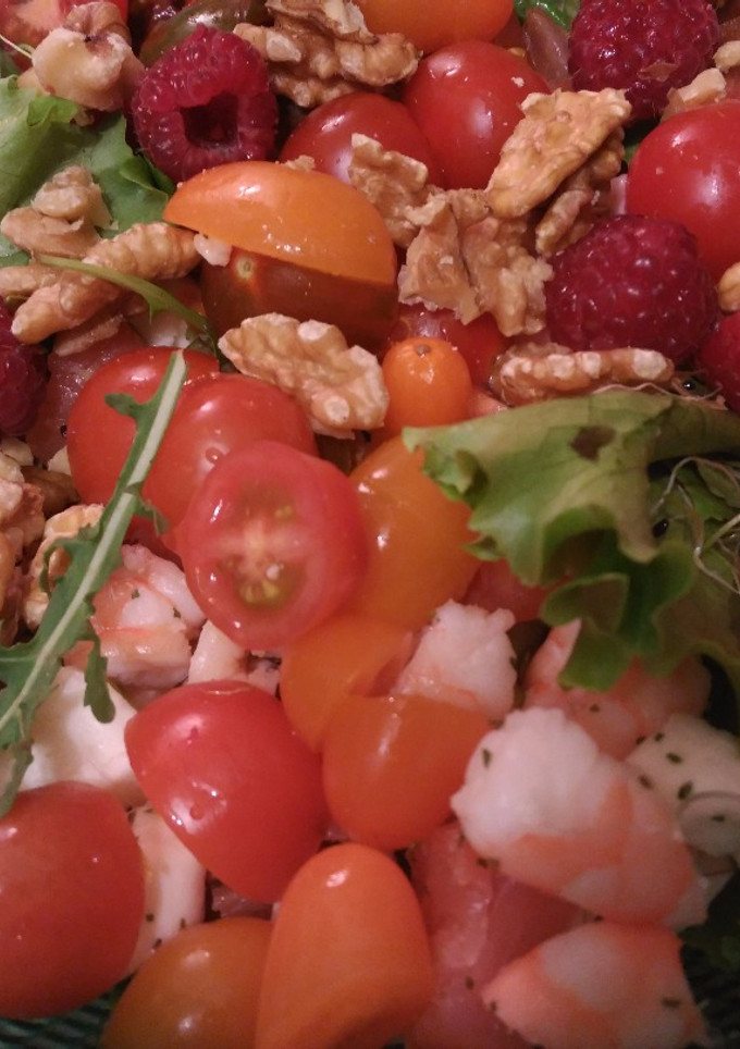 Una foto de Ensalada de salmón y gambas con frambuesas