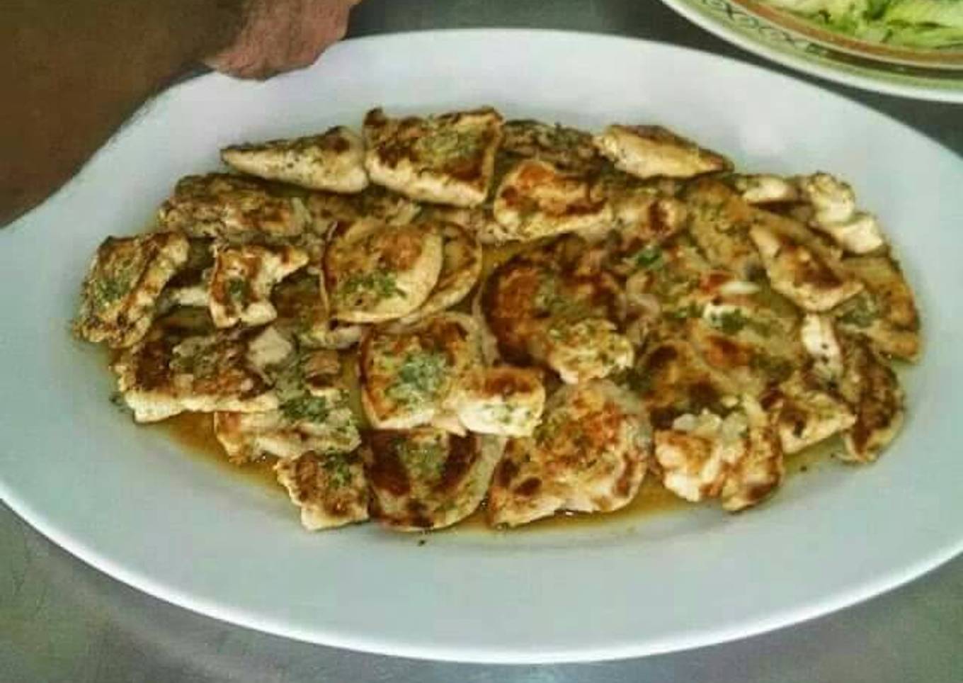 Pechugas de pollo a la plancha con mantequilla a la hierba