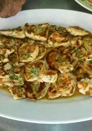 Una foto de Pechugas de pollo a la plancha con mantequilla a la hierba
