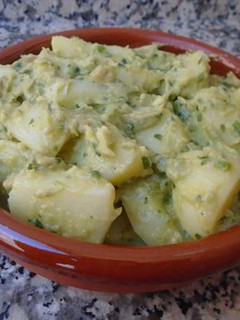 Una foto de Patatas con salsa de aguacate