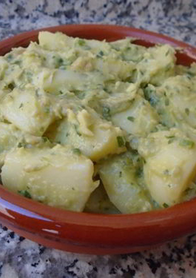 Una foto de Patatas con salsa de aguacate