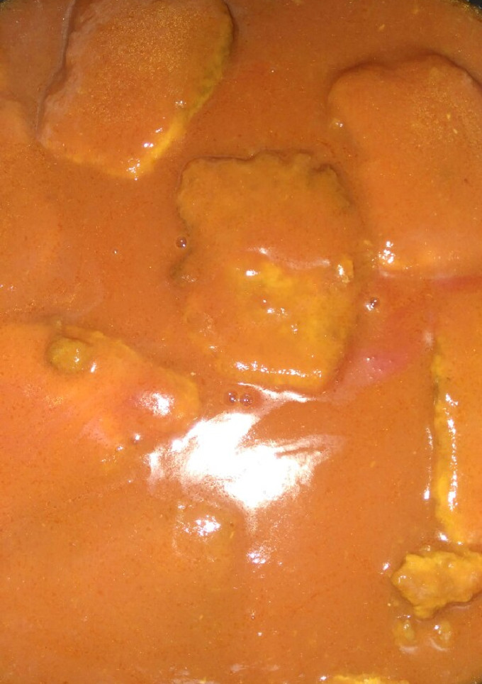 Una foto de Bonito fresco con tomate natural