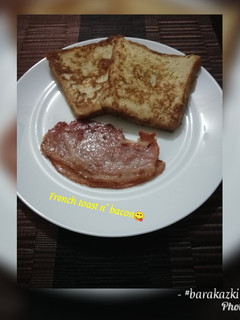 A picture of Cinnamon french toast n crispy bacon.