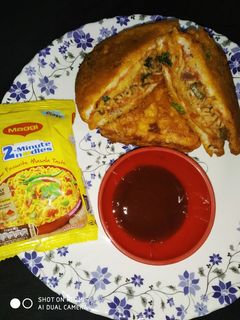 मैगी सैंडविच पकौड़ा (maggi sandwich pakoda recipe in Hindi) रेसिपी मुख्य फोटो