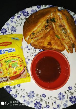 मैगी सैंडविच पकौड़ा (maggi sandwich pakoda recipe in Hindi) रेसिपी मुख्य फोटो