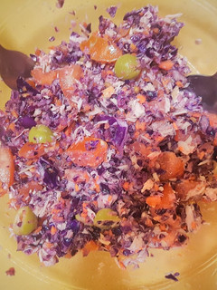 Una foto de Ensalada de lombarda, zanahoria y tomate
