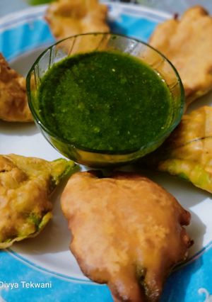 पालक के पकोड़े और हरी चटनी (Palak ke pakode aur hari chutney recipe in hindi) रेसिपी मुख्य फोटो