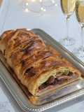 Trenza de hojaldre rellena de jamón, bacon, pasas y aceitunas