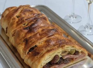 Foto principal de Trenza de hojaldre rellena de jamón, bacon, pasas y aceitunas