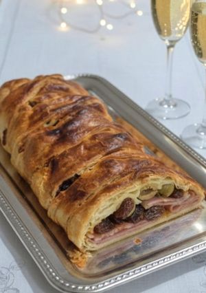 Una foto de Trenza de hojaldre rellena de jamón, bacon, pasas y aceitunas