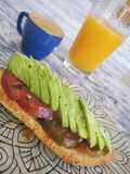 Tostada de aguacate y zumo de naranja
