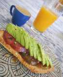 Tostada de aguacate y zumo de naranja