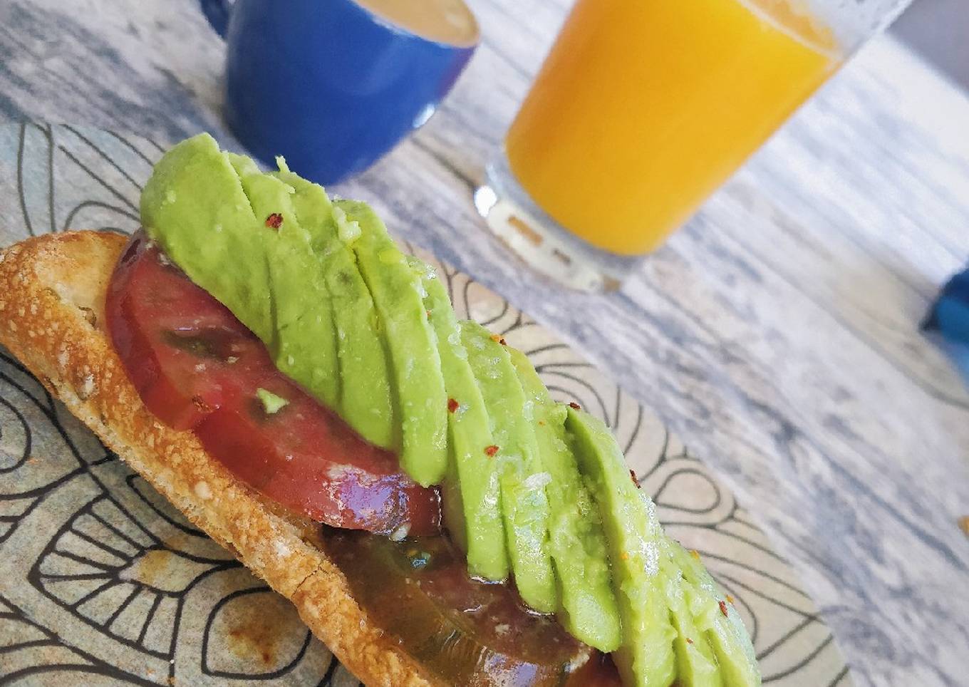 Tostada de aguacate y zumo de naranja