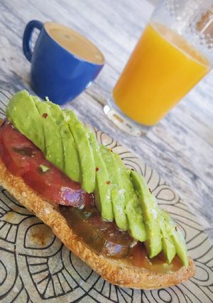 Una foto de Tostada de aguacate y zumo de naranja