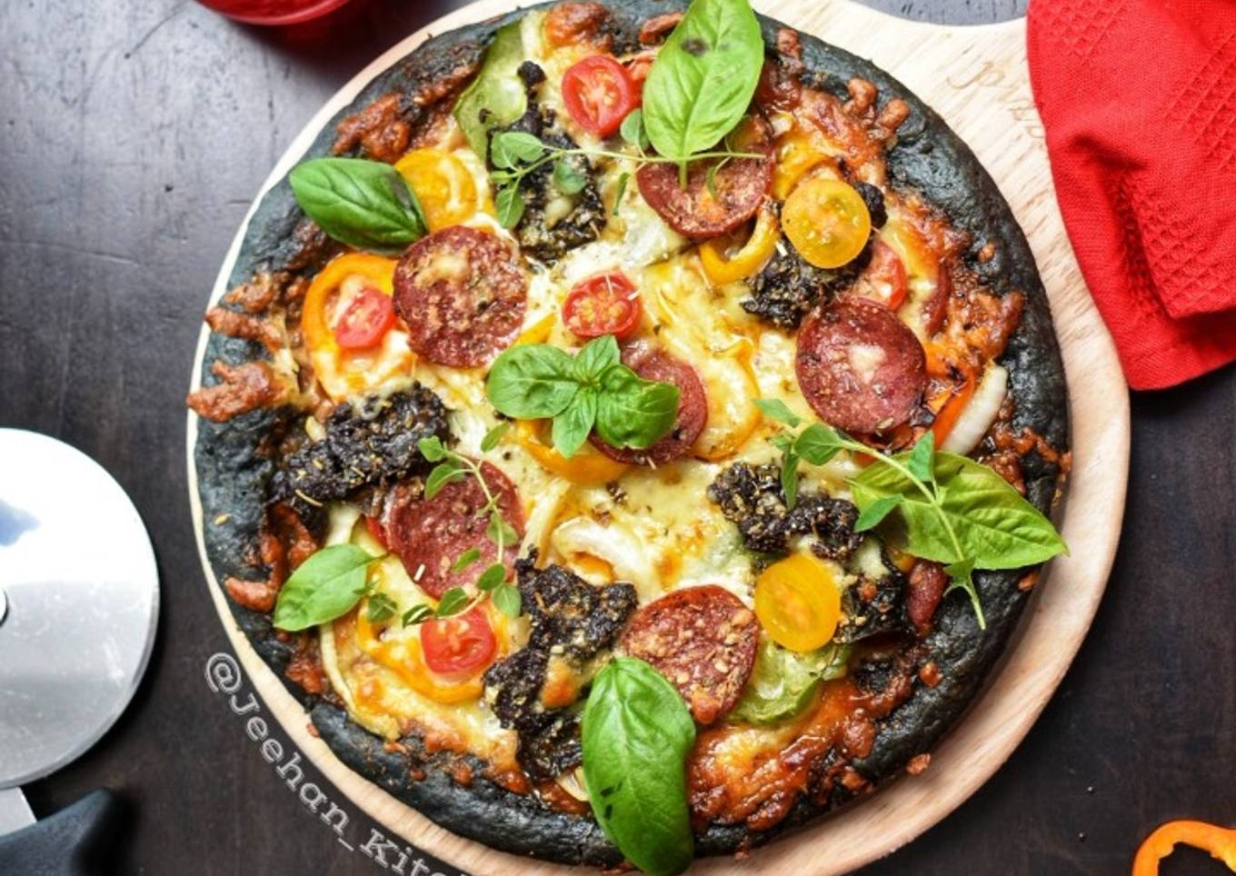 Black PIZZA With Beef Pepperoni and Veggie
