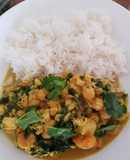 Gambas y merluza al curry con garbanzos y espinacas