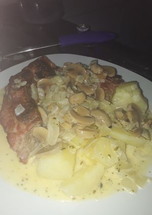 Una foto de Pechito de cerdo a la crema de champiñón con papas