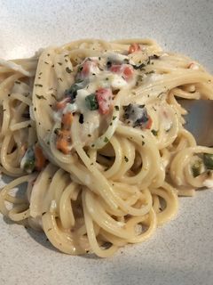 Una foto de Espaguetis con bechamel marinera(de aprovechamiento)