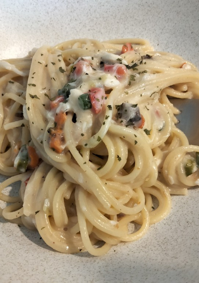 Una foto de Espaguetis con bechamel marinera(de aprovechamiento)
