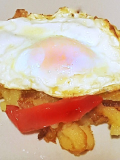 Foto principal de Huevos fritos con patatas pochadas y pimientos dulces