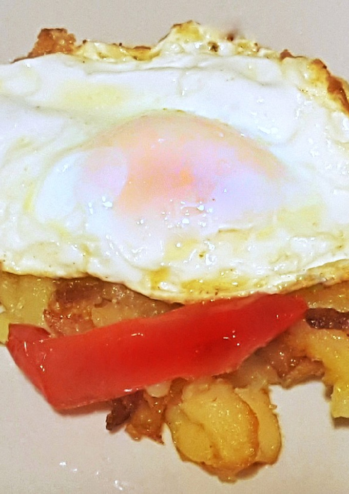 Una foto de Huevos fritos con patatas pochadas y pimientos dulces