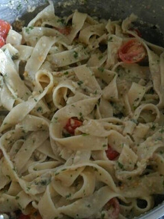 Una foto de Pasta en salsa de pesto a la nuez y tomatitos
