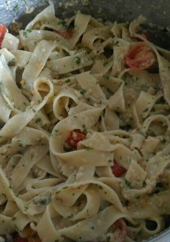 Una foto de Pasta en salsa de pesto a la nuez y tomatitos