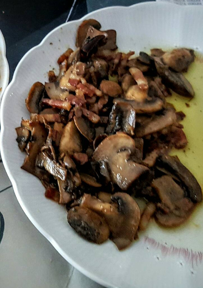 Una foto de Champiñones con beicon en salsita de vino blanco
