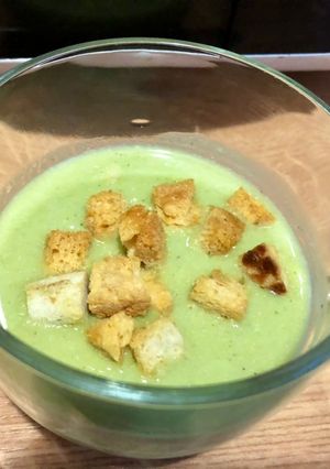 Brokkoli krémleves, burgonyával és croutonnal recept fotója