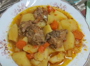 Foto principal de Patatas con costillas en olla rápida