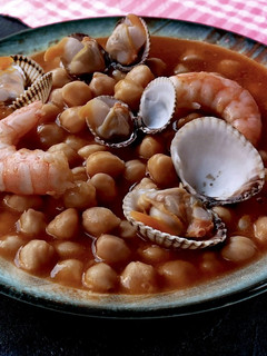 Una foto de Receta de Garbanzos con gambones y berberechos