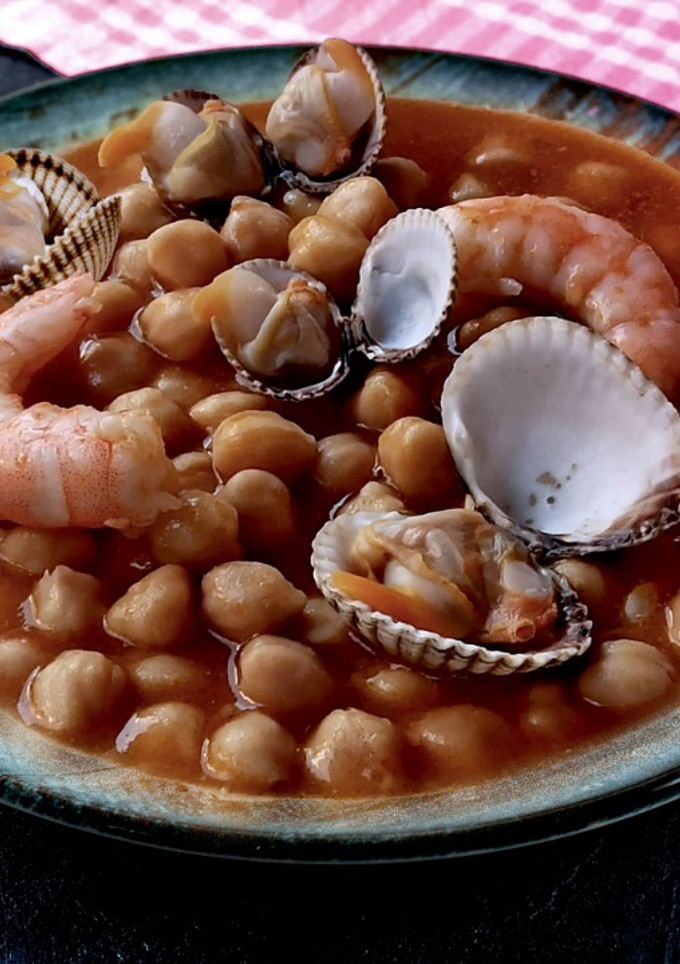 Una foto de Receta de Garbanzos con gambones y berberechos