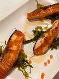 Salmón a la plancha en cama de wakame con caviar rojo