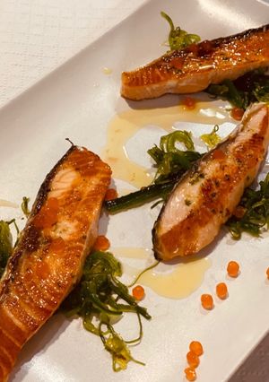 Una foto de Salmón a la plancha en cama de wakame con caviar rojo