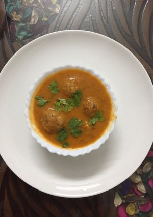 A picture of Soya balls with tangy gravy.