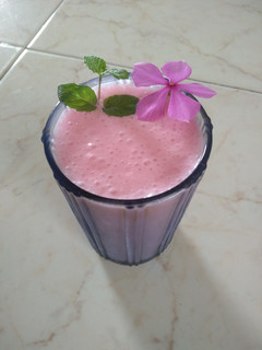 રોઝ લસ્સી(rose lassi recipe in Gujarati) રેસીપી મુખ્ય ફોટો