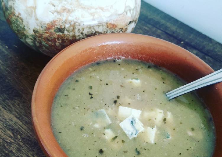 Sopa de batata, bacon e gorgonzola - Tudogosreceitas