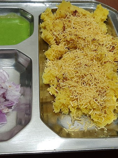 સુરતી લોચો (Surti Locho Recipe In Gujarati) રેસીપી મુખ્ય ફોટો