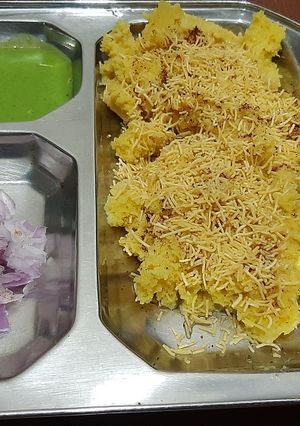 સુરતી લોચો (Surti Locho Recipe In Gujarati) રેસીપી મુખ્ય ફોટો