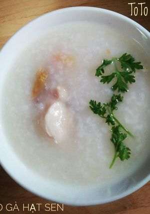 Hình của món Cháo gà hạt sen cà rốt cho bé.