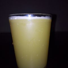 A picture of Apple and pineapple juice.