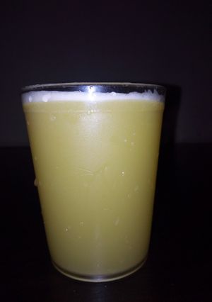 A picture of Apple and pineapple juice.