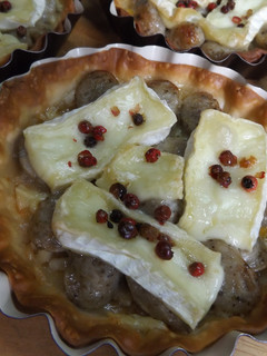 Una foto de Tartaletas de salchichas Bratwurst y queso Brie