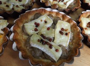Una foto de Tartaletas de salchichas Bratwurst y queso Brie