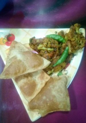 A picture of Gobhi aloo and makke aata mix Puri.